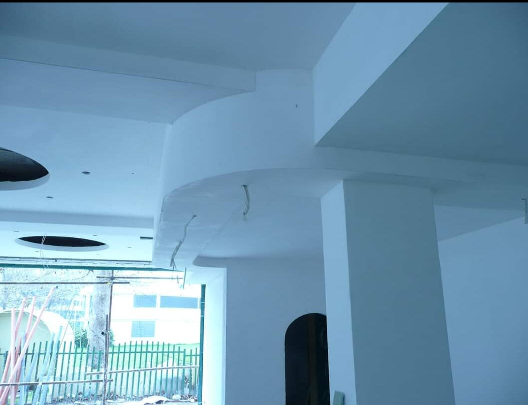 Gipsplaten plafond met ovalen en gebogen kolommen — maatwerk S GYPFIX Ontwerpplafond in Gent met ovale vormen en gebogen lijnen gecombineerd met rechte profielen - S GYPFIX