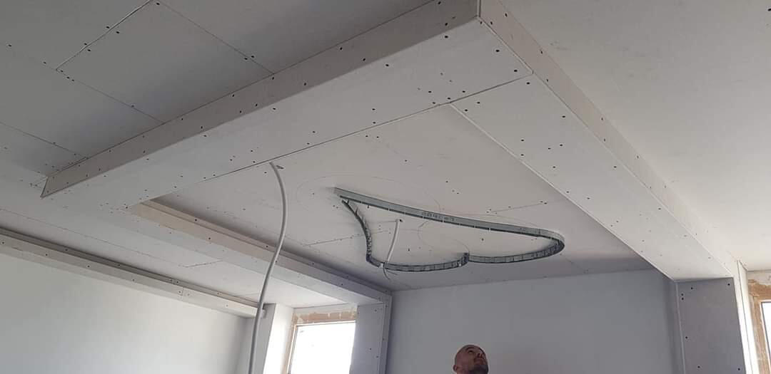 Gipsplaten plafond slaapkamer met verlichtingskoof en hartvorm boven bed Slaapkamerplafond in Gentbruge met indirecte verlichting van wand naar plafond en decoratief hart boven het bed - S GYPFIX