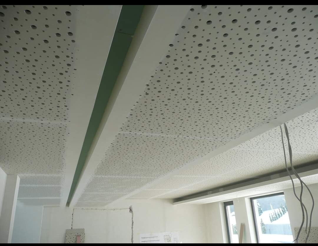 Verlaagd plafond met twee niveaus en akoestische gipsplaat Plafond in Deinze met twee niveaus, indirecte verlichtingskoof en geperforeerde akoestische gipsplaat - S GYPFIX