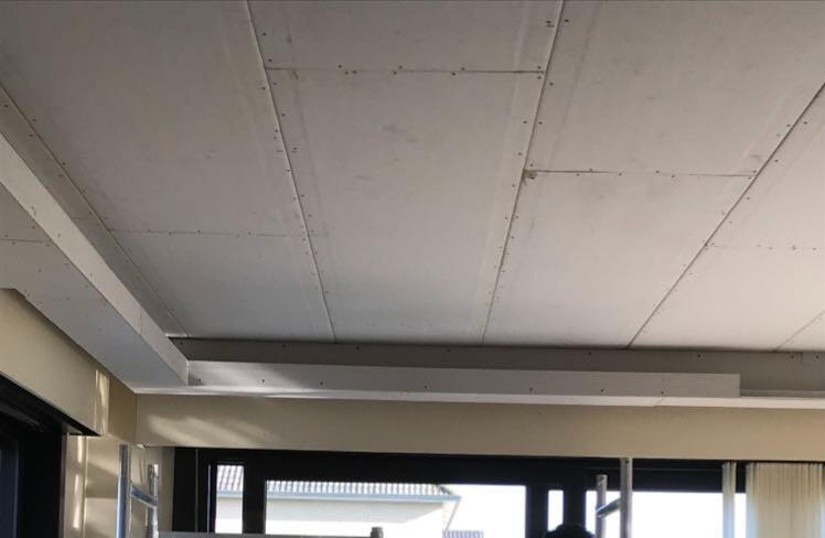 Plafond gemonteerd, nog niet geplamuurd — verlichtingskoof in de hoeken Ruw gipsplaten plafond in Zelzate met verlichtingskoof in de hoeken, klaar voor plamuurwerk - S GYPFIX