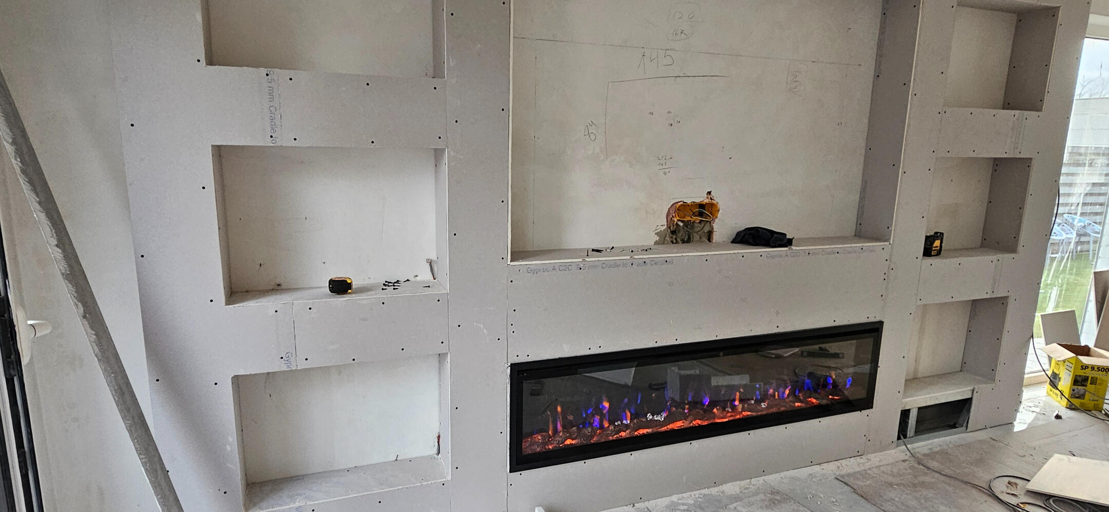 TV-wand met werkende elektrische haard — S GYPFIX Lievegem Afgewerkte gipsplaten wand met brandende elektrische haard in de nis - S GYPFIX Lievegem