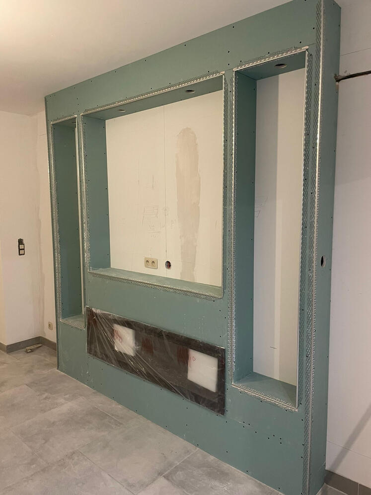 TV-wand met nis voor elektrische haard — ruwbouw Ronse Gipsplaten wandconstructie met TV-nis, haardnis en zijrekken, nog niet geplamuurd - S GYPFIX Ronse