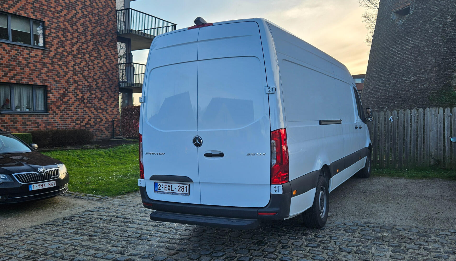 Onze nieuwe Mercedes Sprinter — klaar voor de volgende werf Mercedes Sprinter bestelwagen S GYPFIX geparkeerd in groene omgeving