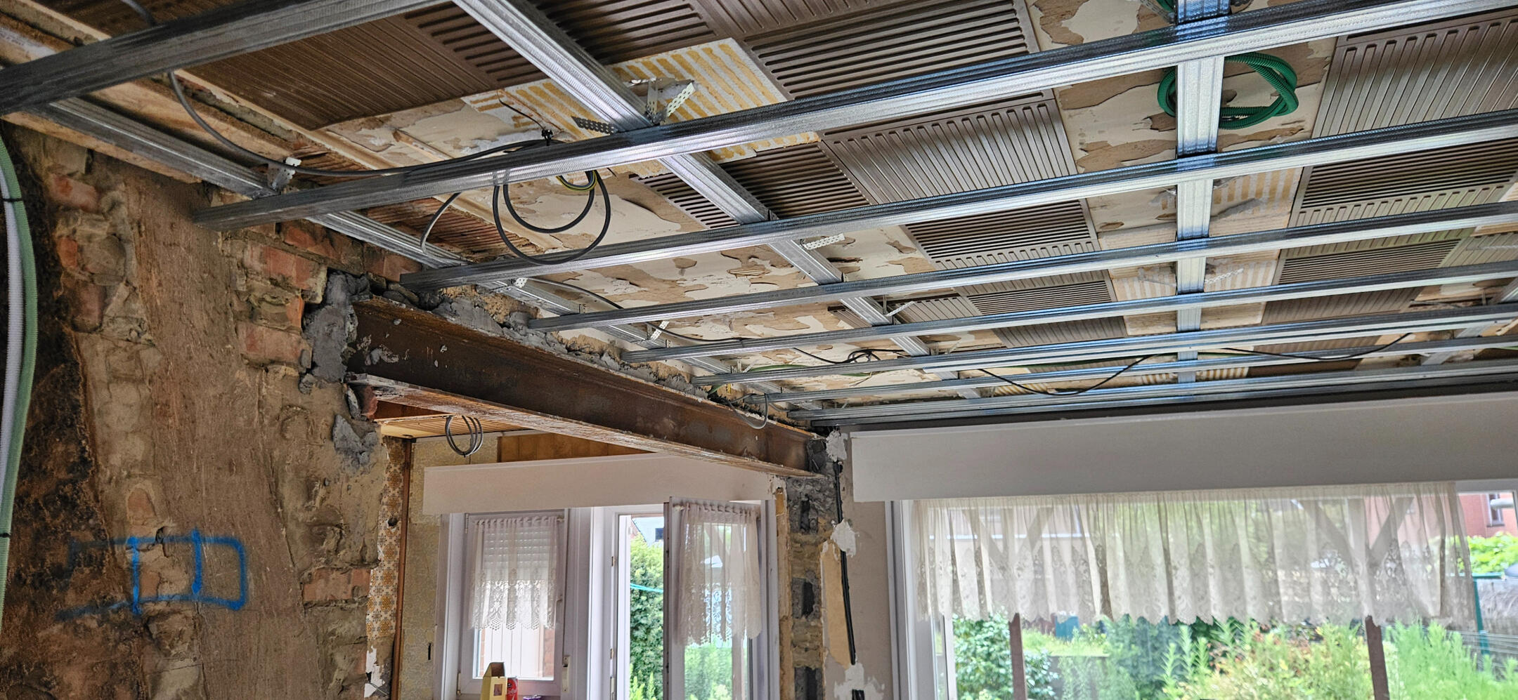 Metalen constructie (skelet) voor het verlaagd plafond Verlaagd plafond gyproc constructie Lochristi