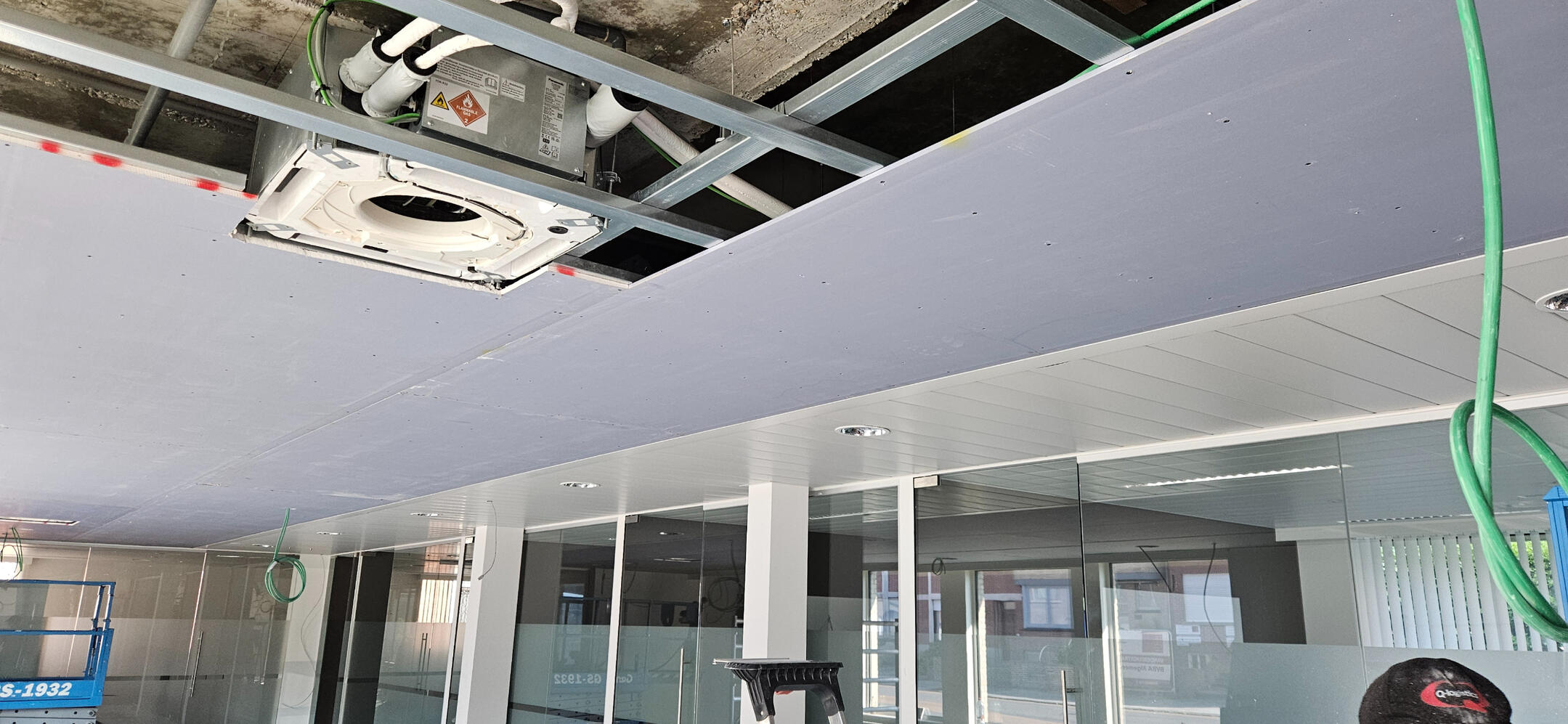 Designafwerking met gipsplaten in Kortrijk — S GYPFIX Gipsplaten plafond Kortrijk half afgewerkt met zichtbare ventilatiekoker - S GYPFIX