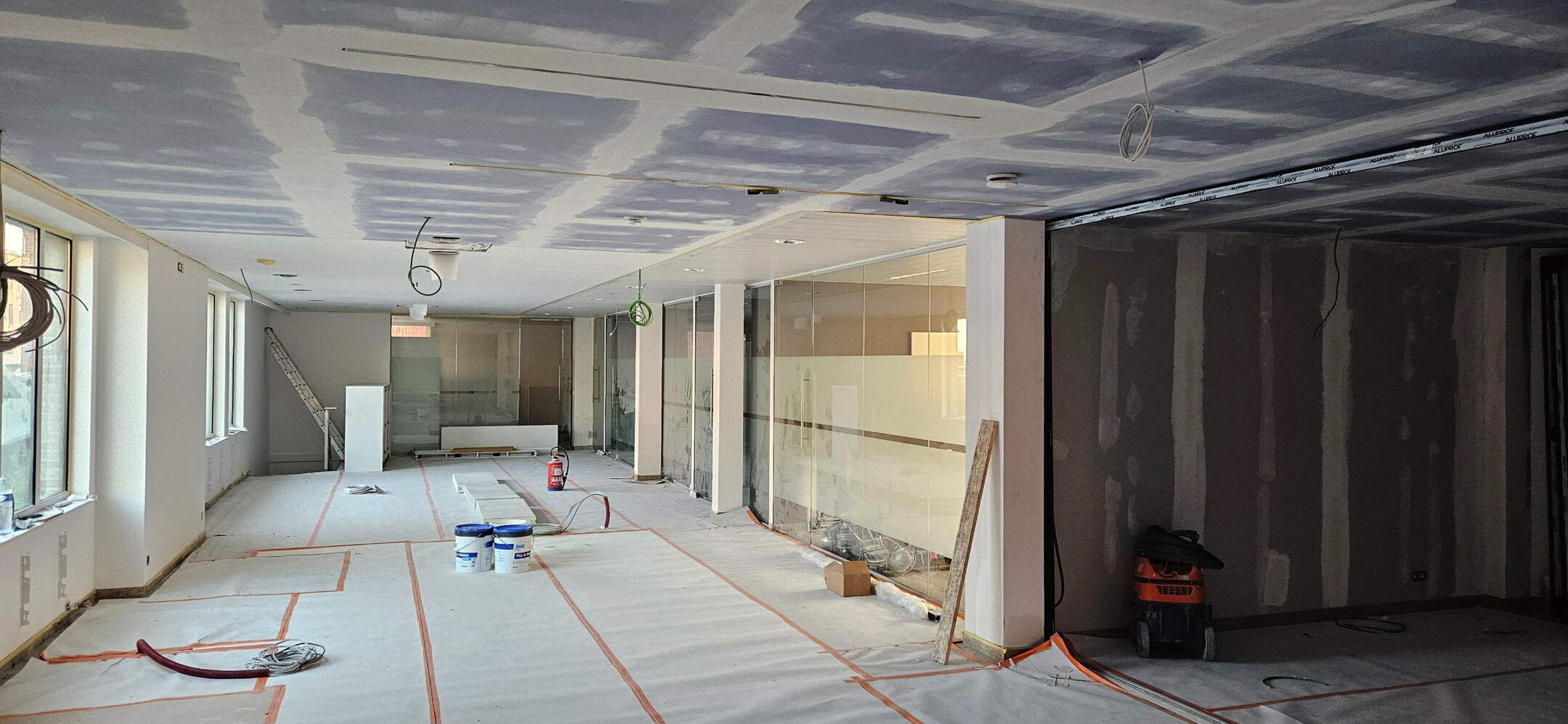 Gipsplaten plafond plaatsen in Kortrijk — S GYPFIX Werf in uitvoering - gipsplaten plafond montage Kortrijk door S GYPFIX. Gyproc, Gyprocwerken Vlaanderen