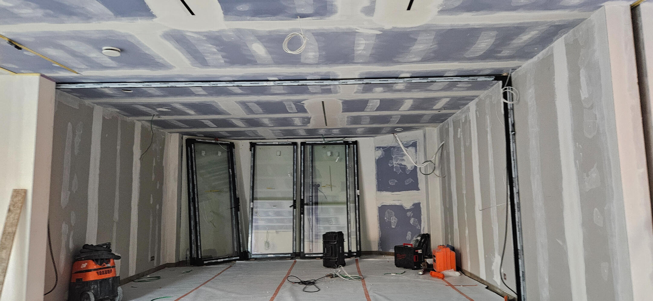 Droge wanden afwerking Kortrijk — S GYPFIX Gipsplaten wanden en plafond volledig afgewerkt Kortrijk - S GYPFIX