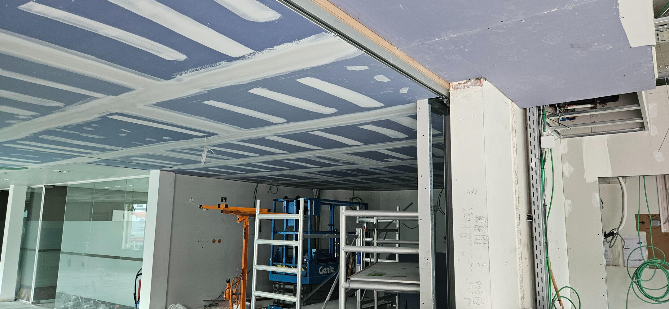 Renovatie droge bouw Kortrijk — S GYPFIX vakman Plafond gipsplaten afgewerkt met steigers en hoogwerkers - S GYPFIX