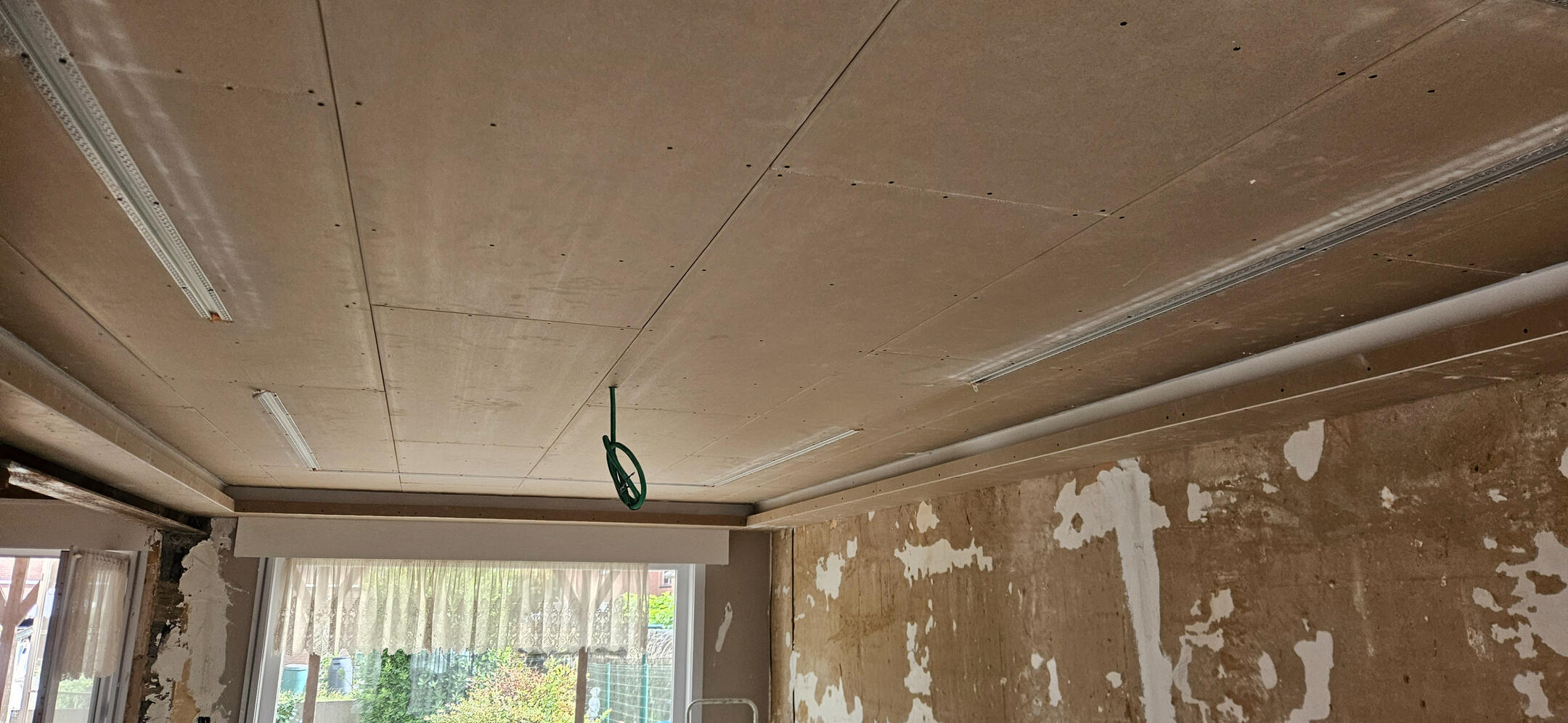 Plafond afgewerkt met gyproc, voorbereid voor indirecte verlichting Verlaagd plafond gyproc constructie Lochristi