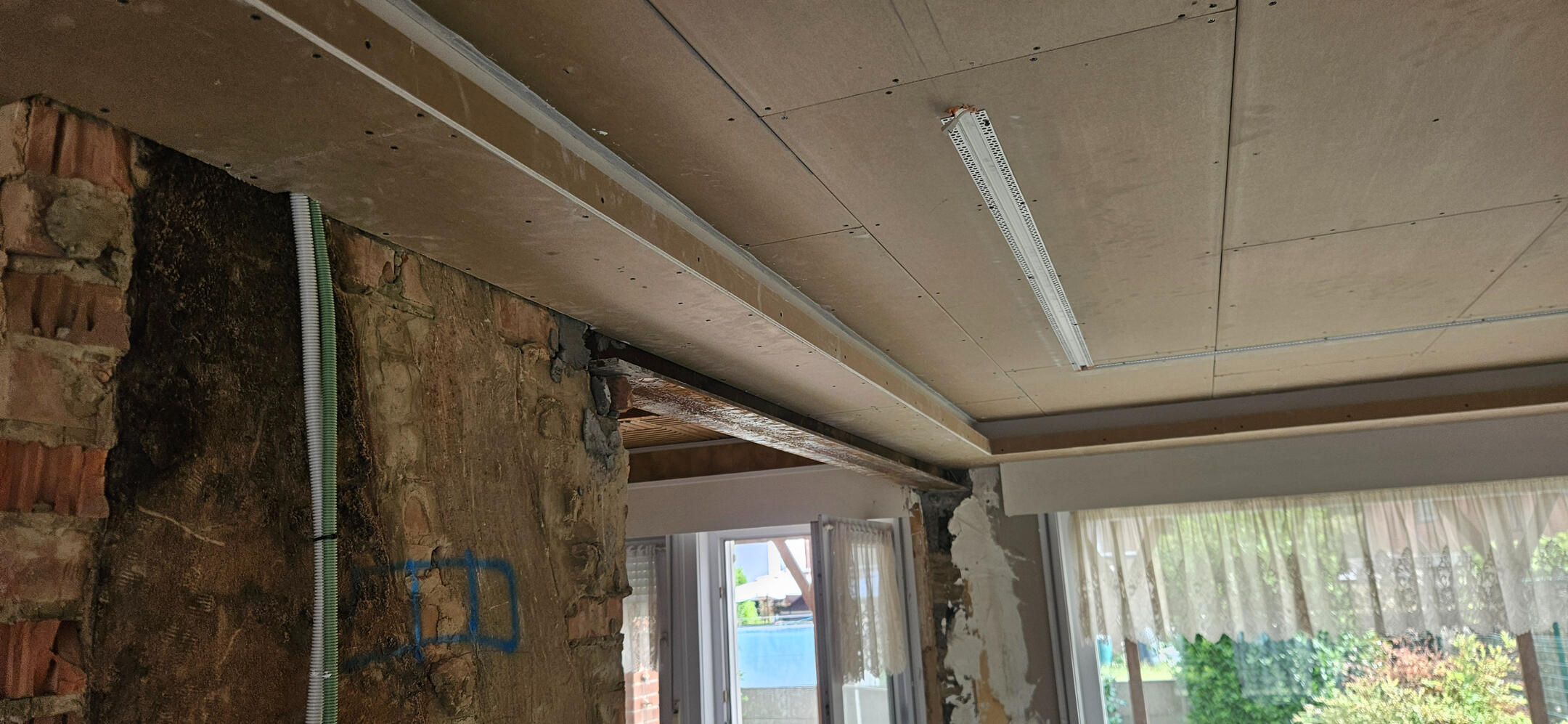 Zicht vanaf de andere zijde – klaar voor LED-verlichting Verlaagd plafond gyproc constructie Lochristi