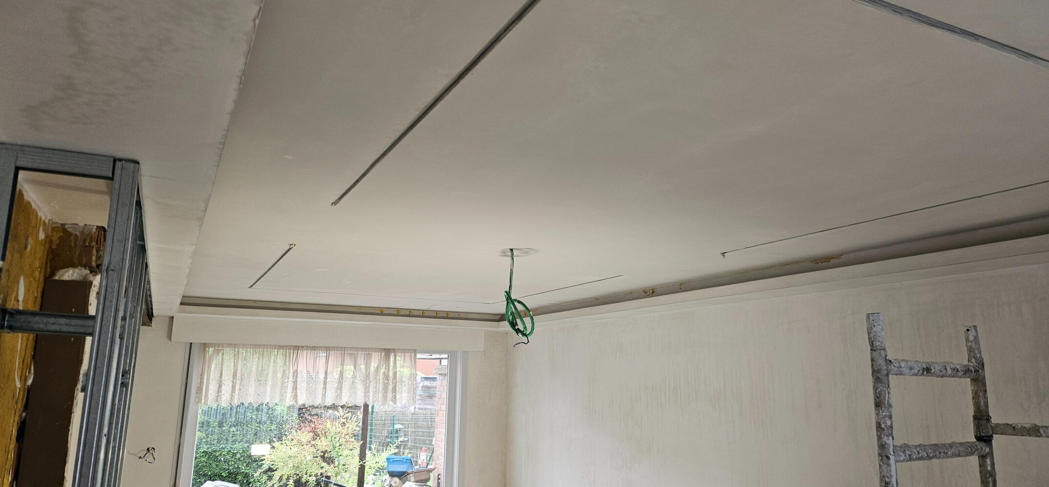 Plafond geplamuurd en glad afgewerkt Verlaagd plafond gyproc constructie Lochristi