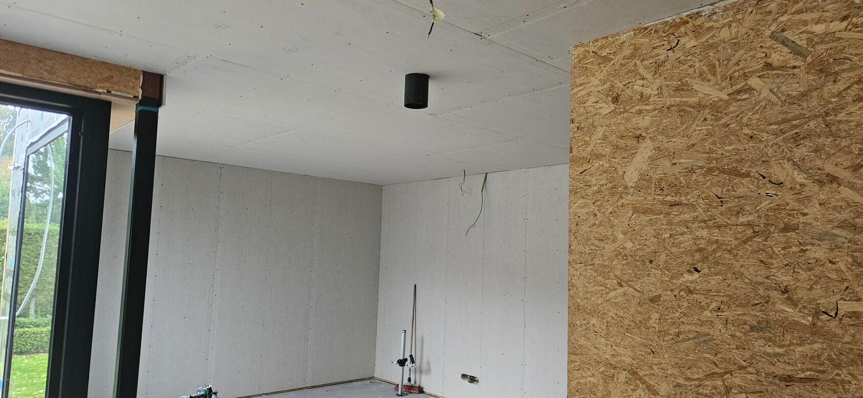 Plafond en wand keukenhoek — S GYPFIX Ingelmunster Afgewerkt plafond en wand in de keukenhoek van de living, Ingelmunster - S GYPFIX